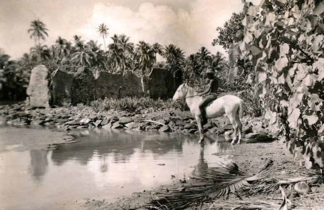 Marae Manunu, à Maeva, Huahine en 1940. Photo Norman