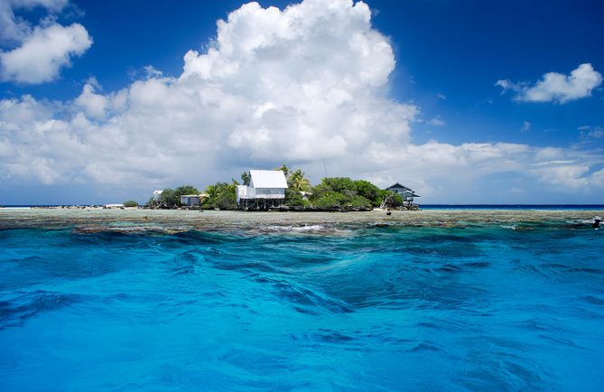 Ferme perlière sur un karena dans le lagon de Kauehi. © Tahiti Heritage