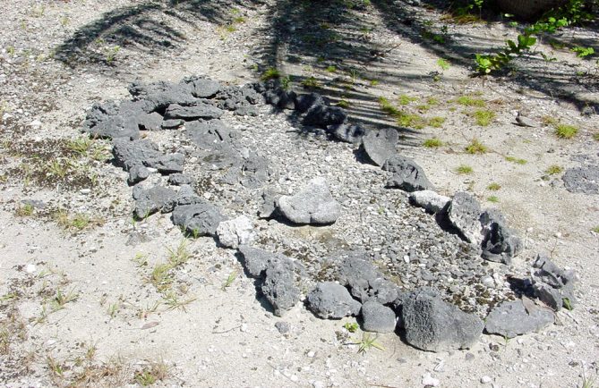 Tombe de Poe'ura à Tuherahera - Tikehau en 2001 © Tahiti Heritage