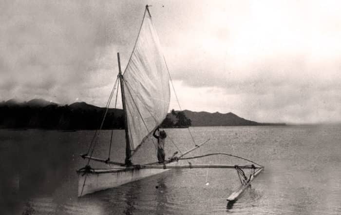 Légende du vieux Haauri. Pirogue à voile à Bora Bora en 1935. Photo Pierre Verger