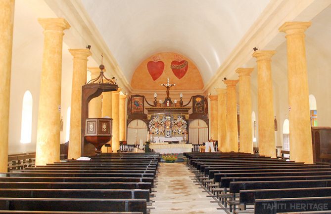 Intérieur de la cathédrale Saint-Michel, vue vers l'autel. Mangareva Gambier 2012 © Tahiti Heritage