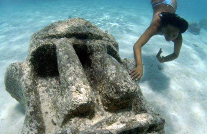 Sculpture Le monde englouti de Mu, Papetoai, Moorea