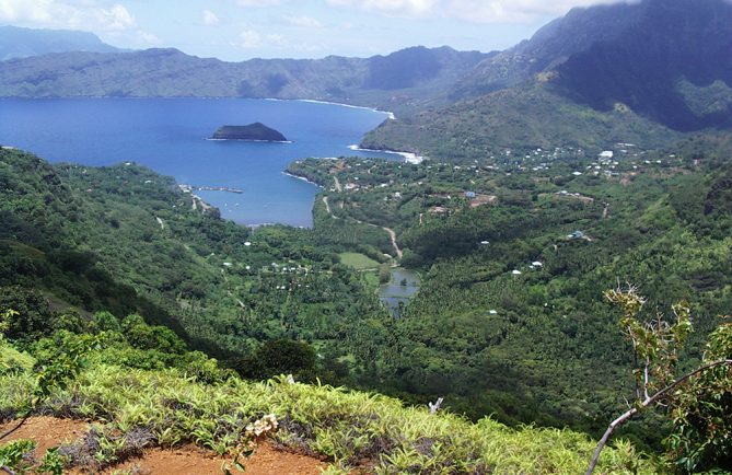 Baie et village de Atuona, à Hiva Oa.