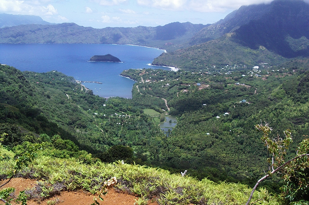 Baie et village de Atuona, à Hiva Oa.