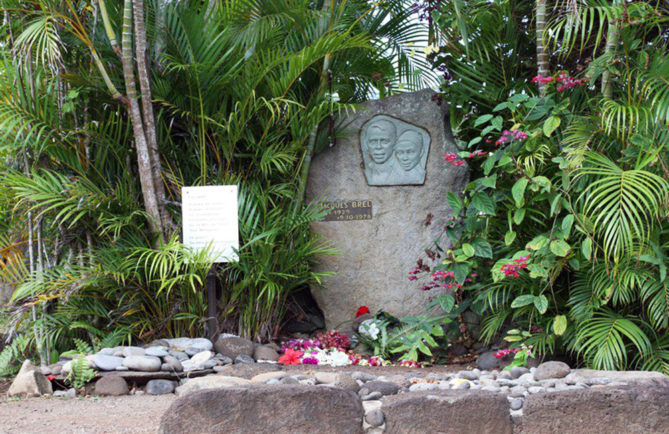 Tombe de Jacques Brel, cimetière d'Atuona, Hiva Oa. Photo Bruno Lupan