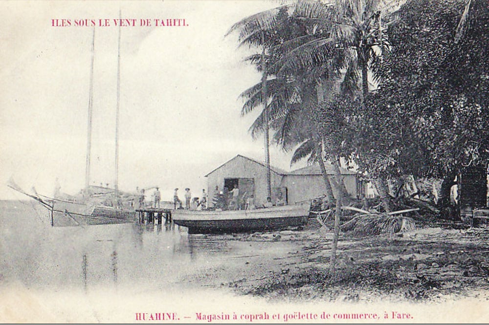 Magasin à coprah et goélette à Fare, à Huahine. Photo Itchner