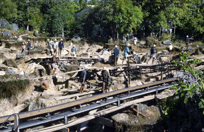 Les ouvriers de Makatea en 1965. Photo Taote Charles