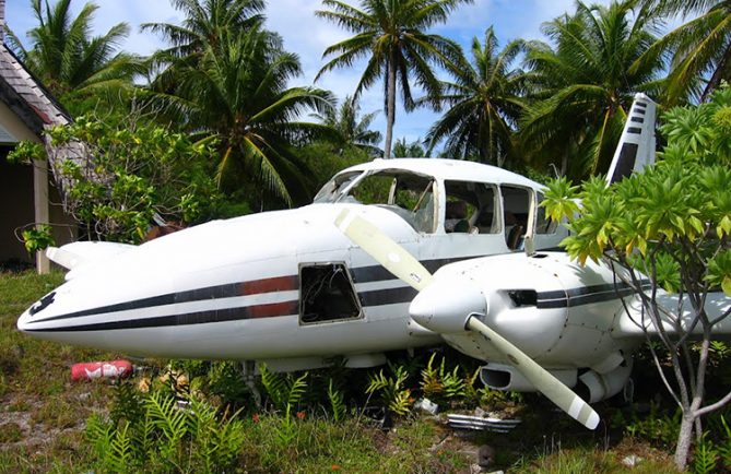 Epave d'avion sur l'ancien piste d'aviation de l'atoll de Arutua. Photo Mermoz