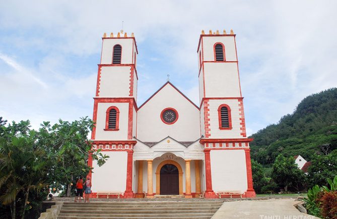 La cathédrale Saint-Michel de Rikitea, Mangareva, Gambier en 2012