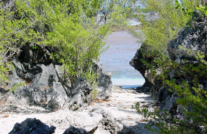 Bain et cloche de Hina, a Tikehau © Tahiti Heritage