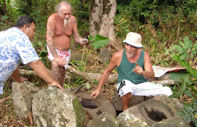 Atelier de préparation de l’encre de tatouage de Haurii - Tubuai. Raymond Graffe au centre et Tainoa Hauata à droite