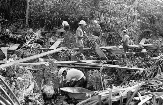 Ouvriers du phosphate à Makatea