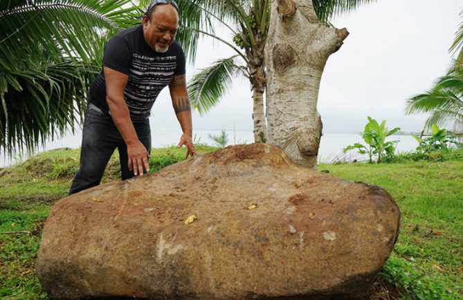 Pierre de maternité de Vaiaro. Photo Anne Charlotte Bouleau