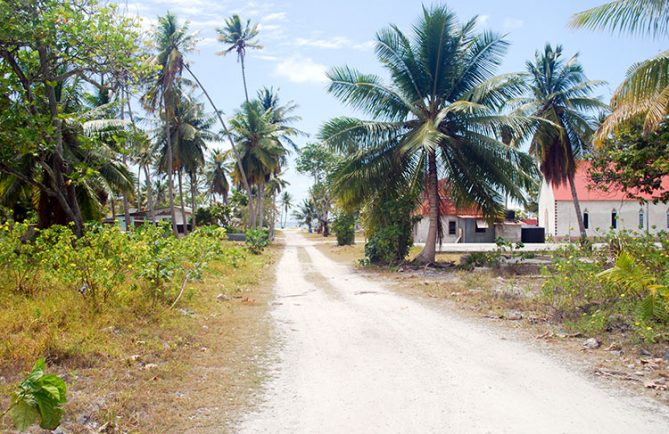 Village de Raroia, rue de l'église © Tahiti Heritage