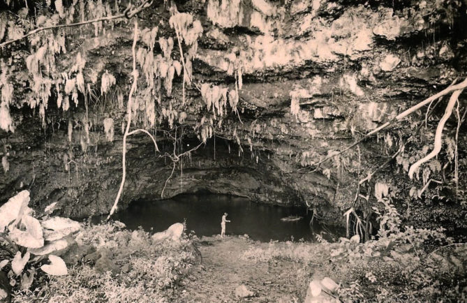 La grotte de Maraa à paea en 1940.