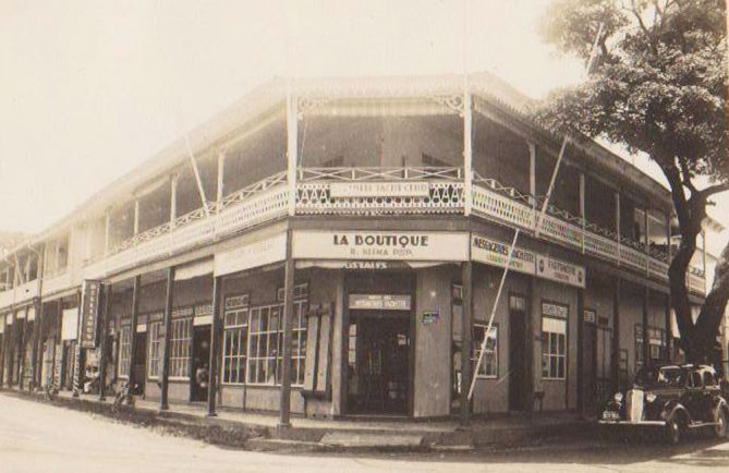 La librairie Klima vers 1936 au coin de la rue Gauguin et du front de mer à Papeete