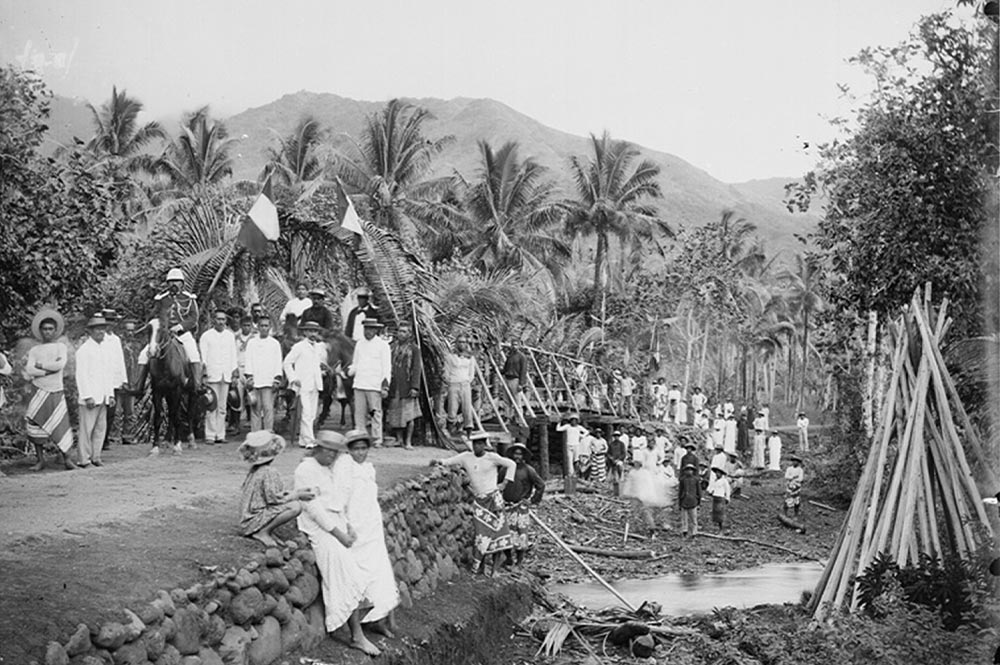 inauguration du pont sur-la rivière Vairahi à Avera en 1898. Photo Henry Lemasson