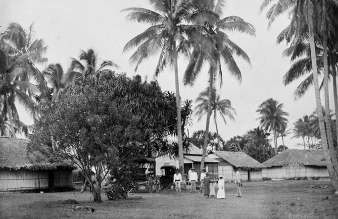 Le village de Tautira en 1900. Photo Henri Lemasson