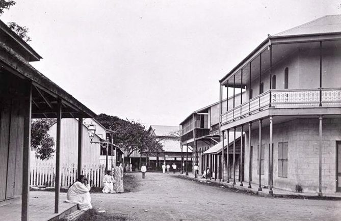 La rue des Beaux Arts en 1897, vue du carrefour avec la rue de l’Est