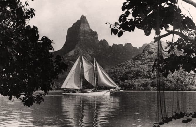 Baie de Papetoai et mont Moua roa à Moorea