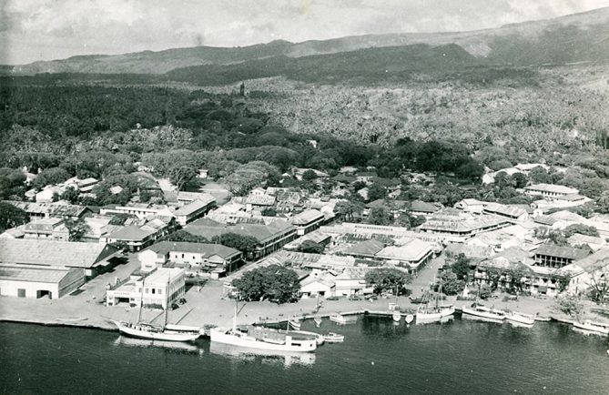 Papeete vu d’avion dans les années 50. Defap