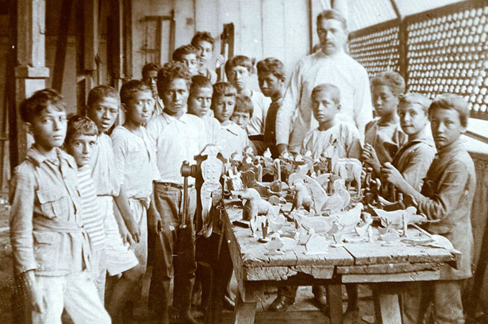 Elèves fabriquant des jouets à l'écoles des garçons de Papeete