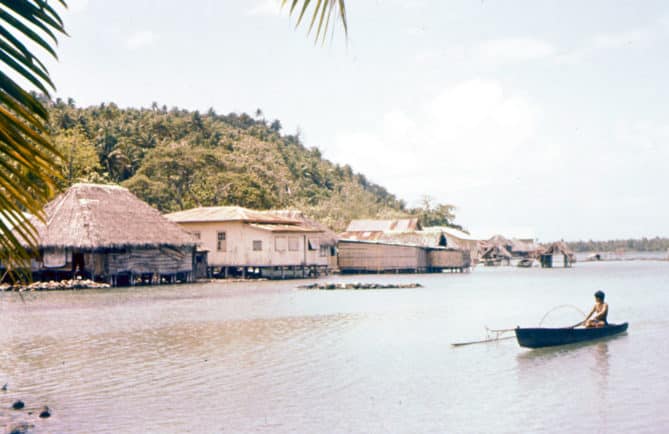 Village de Maeva à Huahine en 1958, vue du lac.