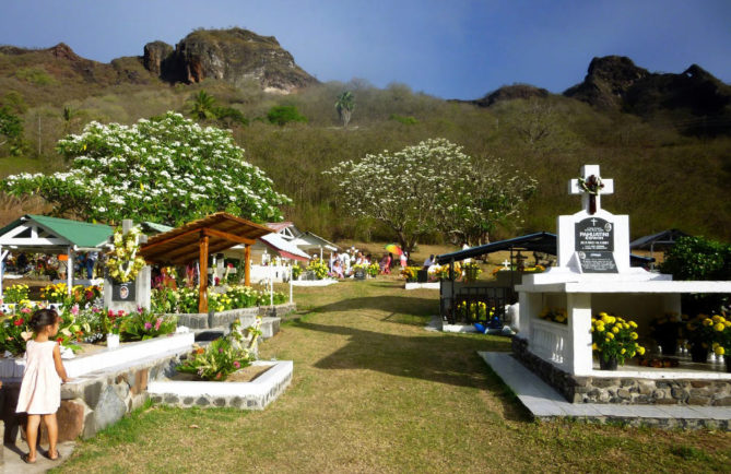 Cimetière de Taiohae à Nuku Hiva. Photo sandrineetclementauxmarquises