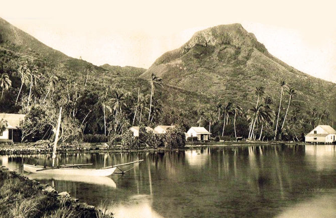 Le village d’Uturoa et le mont Tapioi vers 1930