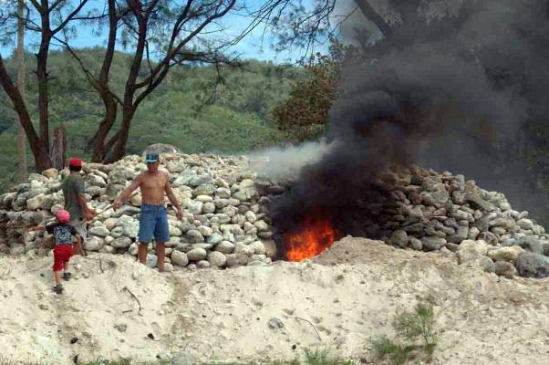 La mise à feu du four à chaux. Photo Yves gentilhomme