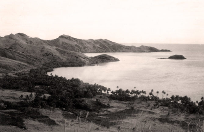 Baie de Rikitea, à Mangareva, Gambier, en 1934. Mangarevan expedition