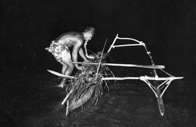 Pêcheur en pirogue de nuit. Defap