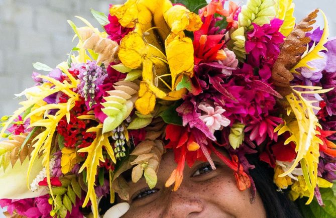 Femme fleur. Photo Rita Willaert Rurutu 2013