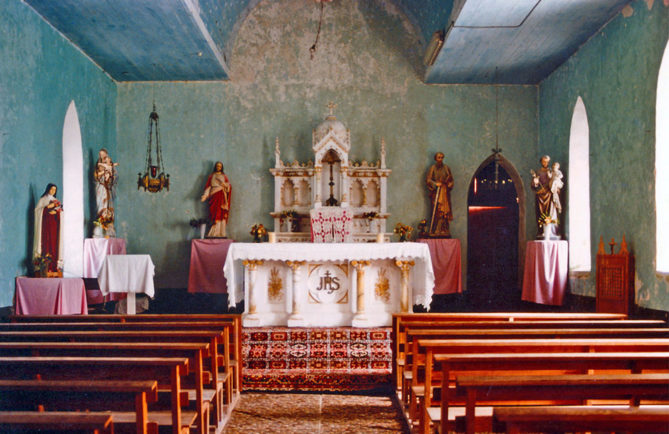 Intérieur de l'église Saint-Paul d'Amanu en 1985. Photo Philippe Reichert