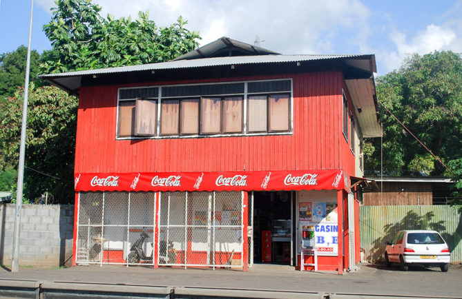 Magasin Abe rouge de Arue Tahiti.