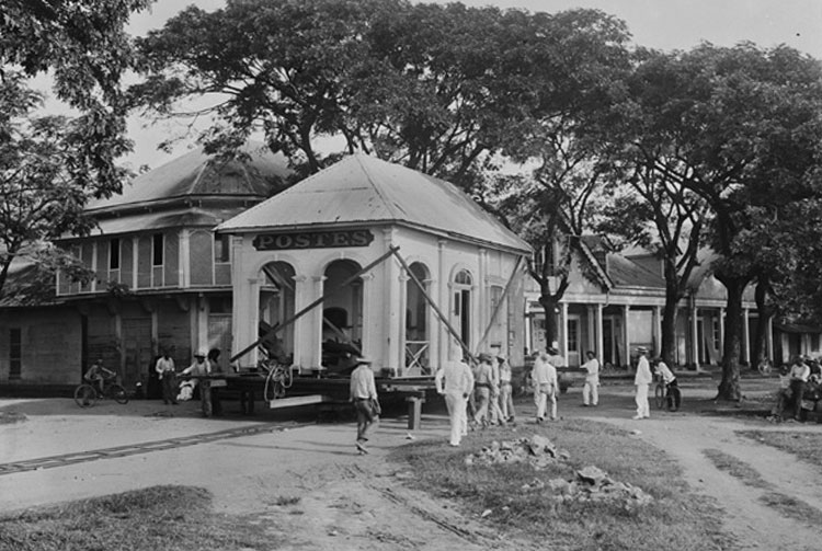 En 1En 1902, l'Hôtel des Postes est déplacée de quelques centaines de mètres sur des rails 